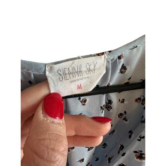 Sienna Sky Women's Medium Blue Floral Short Sleeve V-Neck Peplum Shaping Blouse - Picture 6 of 9